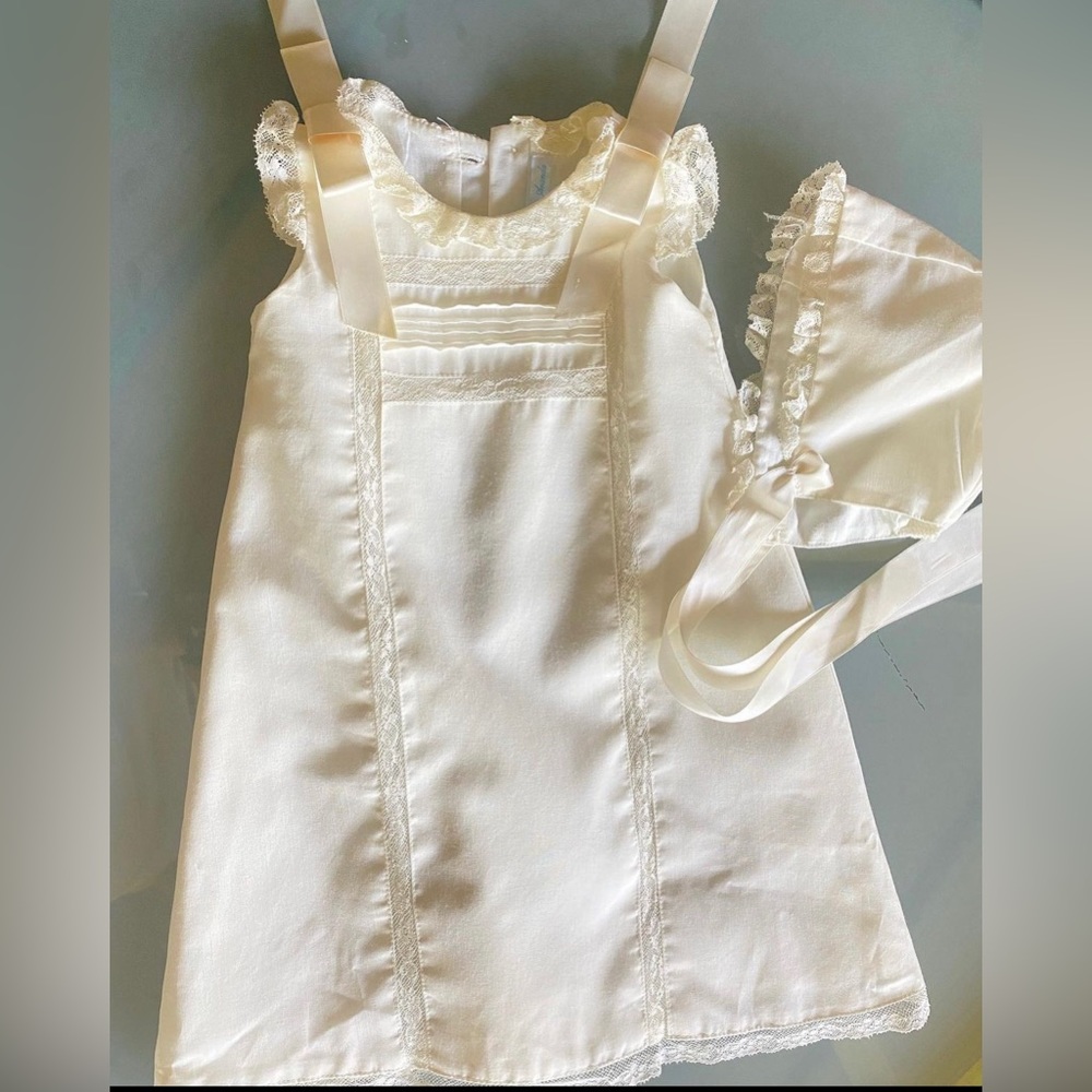 Baby Gown and bonnet soft white in size 6 months💛